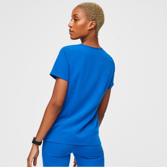 FIGS Casma Three-Pocket Scrub Top in Royal Blue - Picture 2 of 3